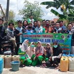 Sispala Arjuna MAN 1 Pamekasan distribusikan bantuan air bersih ke daerah yang masih terdampak kekeringan. (foto: ist)