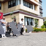 Bupati Sidoarjo Ahmad Muhdlor Ali, Kapolresta Sidoarjo Kombes Pol. Kusumo Wahyu Bintoro, Dandim 0816 Sidoarjo Letkol Inf. Muhammad Iswan Nusi, serta Perwakilan dari Yayasan Buddha Tzu Chi Valentino saat memberangkatkan bantuan.