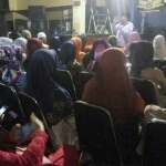 Para karyawan “Oke Pub dan Karoke” Tuban saat mengikuti pengajian. foto: GUNAWAN/ BANGSAONLINE