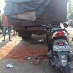 Motor dan truk yang alami tabrakan. 