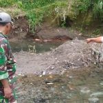 Petugas menunjukkan lokasi penemuan granat.