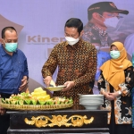 Bupati Yuhronur Efendi saat potong tumpeng sebagai rasa syukur. (foto: ist)