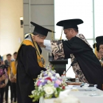 Rektor UTM, Dr. Safi’ SH., MH, saat mengukuhkan Prof. Dr. Mohtar Rasyid, SE., M.Sc,  sebagai Guru Besar Bidang Ilmu Ekonomi Fakultas Ekonomi dan Bisnis.