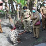 Bupati Kediri dr. Hj. Haryanti Sutrisno saat menyapa Waginah, salah satu warga penerima bansos. (foto: kominfo)