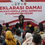 Bupati Kediri Hanindhito Himawan Pramana saat memberi sambutan di acara deklarasi damai para calon Kepala Desa di Gedung Bagawanta Bhari. Foto: Ist.