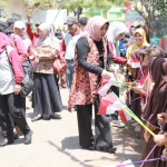 Tim Verifikasi/Penilai Kampung Keluarga Berencana (KB) dari Provinsi Jawa Timur disambut siswa-siswi.