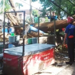 Sebuah warung di Klojen yang tertimpa pohon.