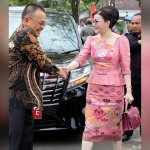 Penampilan Christiany Eugenia Paruntu, Bupati Minahasa Selatan selalu fashionable. foto: istimewa