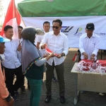 Pembagian bendera merah putih untuk masyarakat yang dilakukan PT Jatim Graha Utama.