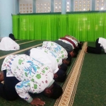 Pasangan pemenang Pilkada Lumajang nomor urut 1, Thoriqul Haq dan Indah Amperawati sujud syukur di Masjid Nas Mahfudz. foto: IMRON/ BANGSAONLINE