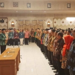 Bupati Gresik Sambari Halim Radianto saat memimpin pengambilan sumpah jabatan.