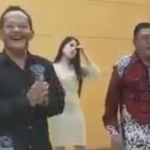 Tangkapan layar saat Wali Kota Blitar Santoso joget dangdut bersama sejumlah relawan dan biduan di Balai Kota Kusuma Wicitra.