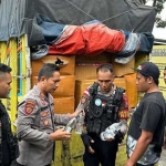 
Petugas kepolisian saat menghentikan mobil pengangkut miras di Jalan Raya saat operasi rutin
