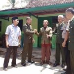 Suasana kegiatan karya bakti TNI.