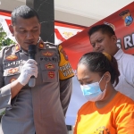 Kapolsek Gunung Anyar AKP Roni saat meminta keterangan terhadap MJ, penadah motor curian. 