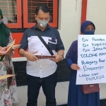 Para pedagang Pasar Legi Ponorogo saat menggelar aksi menuntut pembagian kios dengan bersurat ke Lembaga Tinggi Negara. foto: NOVIAN CATUR/ BANGSAONLINE