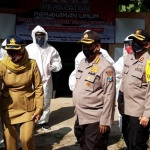 Karolog Polda Jatim Kombespol Pranyoto didampingi Kapolres Kediri Kota AKBP Miko Indrayana saat berada di Kampung Tangguh Desa Wonoasri disambut Kades Wonoasri dan Ketua DPRD Kabupaten Kediri, Dodi Purwanto (paling kanan). (foto: MUJI HARJITA/ BANGSAONLINE)