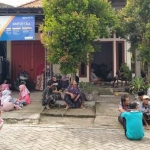 Warga Imaan berkumpul di rumah korban. Foto: Ist.