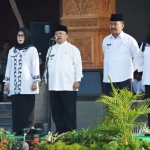 Mbah Tarom saat mengikuti upacara pelepasan jabatan sebagai Bupati Madiun selama dua periode.