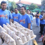 Wali Kota Probolinggo Habib Hadi Zainal Abidin ikut nimbrung bersama wartawan saat bagi-bagi nasi bungkus.