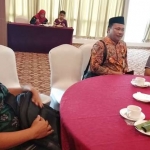 DARI KIRI: Tampak hadir Staf Biro Humas dan Protokol Pemprov Jatim Mudjan serta Kasubbag Humas Kanwil Kemenag Prov Jatim Markus ditemani rekan media.