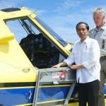 Presiden Jokowi berpose di depan pesawat pengangkut BBM jenis Air Tractor AT-802 dengan kapasitas angkut 4.000 liter. Foto: cnn