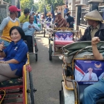 Ketua tim pemenangan pasangan bupati dan wakil bupati dari NasDem Kabupaten Kediri saat menaiki becak. Foto: Ist