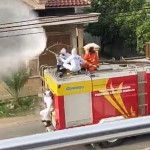 Satgas Covid-19 Arosbaya Bangkalan menyemprotkan disinfektan ke rumah-rumah penduduk. foto: bangsaonline.com