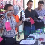 Polisi membeberkan barang bukti kawanan pembobol konter HP.