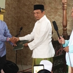 Djoko Susanto saat menyerahkan sertifikat masjid Al-Ikhlas kepada takmir masjid.