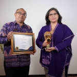 Pj Wali Kota Kediri Zanariah bersama Kepala Dinkes Kota Kediri, Muhammad Fajri, saat menunjukkan pengharapan UHC Awards. Foto: Ist