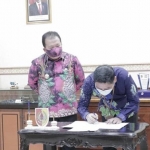 Bupati Hendy menyaksikan Kepala Cabang BPJSTK R Edy Suryono melakukan penandatanganan.