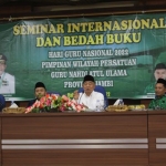 Para nara sumber bedah buku Kiai Miliarder Tapi Dermawan di Aula Kantor Kemenag Provinsi Jambi, Rabu (13/12/2022). Tampak dari kanan: Sahudi Ramli (moderator), Prof Dr KH Asep Saifuddin Chalim, MA, M Mas