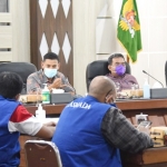 Wali Kota Kediri Abdullah Abu Bakar didampingi oleh Sekretaris Daerah Kota Kediri Bagus Alit dan Asisten Perekonomian dan Pembangunan M. Ferry Jatmiko, saat menerima perwakilan Pengurus Ikasmada. foto: ist.