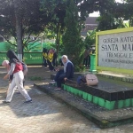 Akper dan Petugas PKPLH membersihkan sampah di gereja Santa Maria Trenggalek.