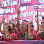 Ratusan guru honorer saat aksi damai di depan kantor wali kota Blitar. foto: AKINA/ BANGSAONLINE