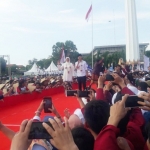 Khofifah dan Emil Dardak menyampaikan pidato kerakyatan di depan ribuan relawan dan pendukung di Tugu Pahlawan. Foto: DIDI ROSADI/BANGSAONLINE