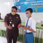 Kasi Intel Kejari Lamongan, Condro Maharanto, bersama salah satu siswa dari SMAN 1 Sukodadi.