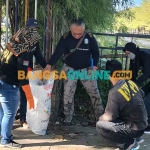 Koordinator ARPL Kediri Ari Purnomo Adi bersama anggotanya saat memunguti sampah di kawasan SLG. Foto: MUJI HARJITA/ BANGSAONLINE