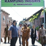 Bupati Kediri Hanindhito Himawan Pramana saat melakukan turba ke Kampung Inggris di Kecamatan Pare. Foto: Ist.