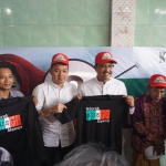 Putra sulung Wali Kota Surabaya Tri Rismaharini, Fuad Bernardi bersama Gus Ipul di Posko Paguyuban Bendera Arek-arek Surabaya, Wonokromo, Selasa (13/3).