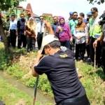 Eksekusi  empat lahan sawah di Desa Candirejo dijaga puluhan personel TNI dan Polri. foto: Soewandito/BANGSAONLINE