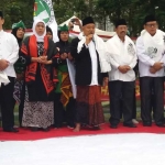 Dr. KH. Asep Saifuddin Chalim, MA, Dra Khofifah Indar Parawansa, M.Si, Ketua JKSN K.H. Roziqi dan rombongan saat acara Deklarasi Jaringan Kiai-Santri Nasional (JKSN) Dukung Jokowi-Ma