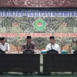 Pemkab Pamekasan saat menggelar saresehan dengan para ulama dan umara di Pendopo Ronggosukowati, Rabu (9/5) malam.