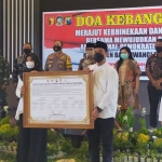 Kedua pasangan calon berfoto usai penandatanganan deklarasi Pilkada Aman, Damai, Demokratis, dan Sehat.