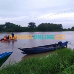 Tim gabungan dari BPBD, Basarnas, dan Polsek Manyar dibantu warga saat mencari korban. Foto: SYUHUD/BANGSAONLINE
