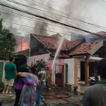 Sebuah rumah yang dilalap si jago merah di Jomban.