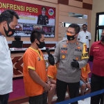 Kapolres Lamongan, AKBP Harun didampingi Kasatnarkoba, AKP Khusen dialog dengan tersangka. 