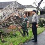 Unsur muspika setempat meninjau lokasi kejadian. (ft-feri wahyudi-BANGSAONLINE)