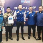 Gus Yani dan Aminatun Habibah (Niat) bersama Ketum DPP PD AHY, Ketua PD Gresik Eddy Santoso, dan Ketua Demokrat Jatim Renville Antonio saat penyerahan rekom, beberapa waktu lalu. foto: ist.